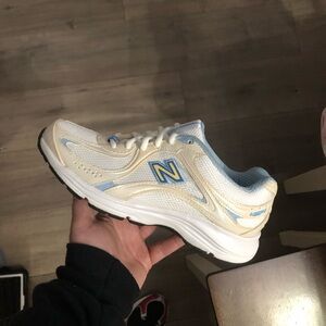 Women’s New Balance 494 ‘Cream/Baby Blue size 7